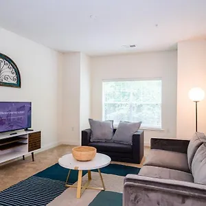 Apartment Designed 2br With Gym And Balcony, Charlotte